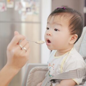 גלה את המזונות הטובים ביותר לבני 6 חודשים, שינויים בהרגלי האכילה אצל תינוקות 
